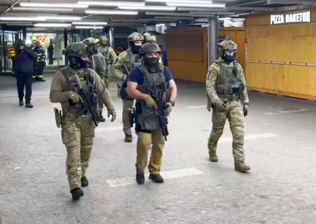 Zpráva: Útok cizince s mačetou v obchodním centru v Hradci Králové