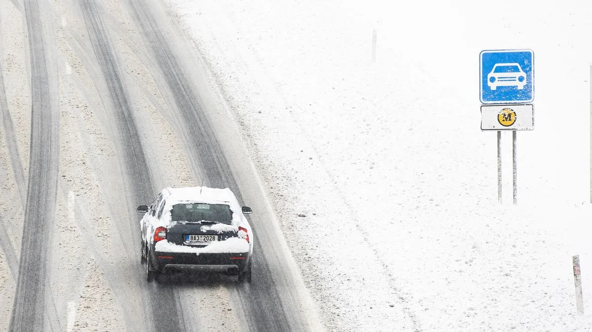 Ілюстрація до статті: Зимова негода ускладнює транспортний рух у Чехії