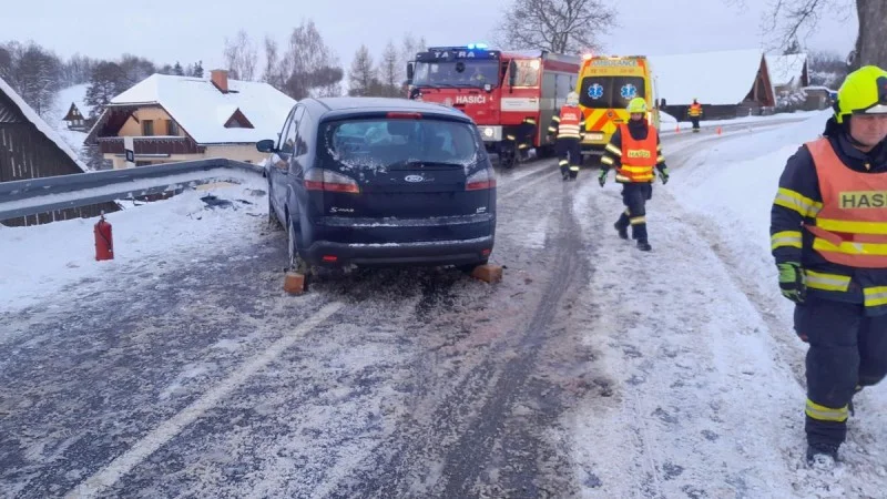 Zpráva: Nehoda na Semilsku: Silnice uzavřena, zasahoval systém eCall