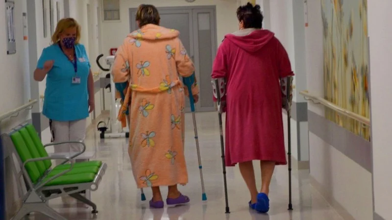 Zpráva: Nemocnice ve středních Čechách omezují kvůli chřipce návštěvy