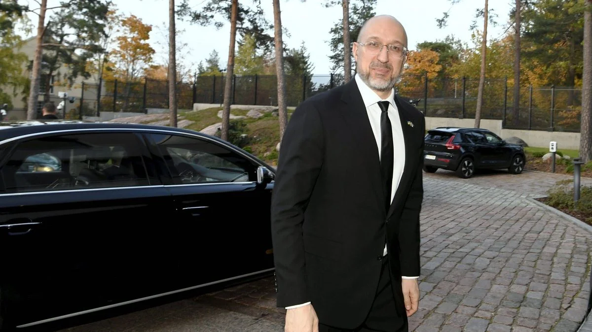 Иллюстрация к статье: Владимир Зеленский предлагает назначить Шмыгаля министром энергетики Украины