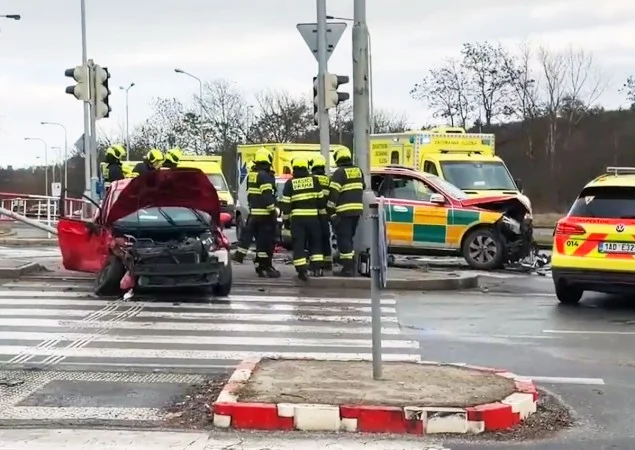 Zpráva: Srážka sanitky s osobním vozem v Praze zranila čtyři osoby