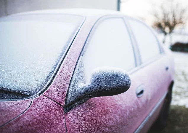 Zpráva: Česká policie varuje řidiče před pokutami za zahřívání motoru