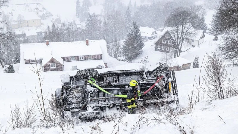Zpráva: Zásahy hasičů v Krkonoších: převrácené auto v Peci a zapadlá odtahovka ve Špindlerově Mlýně