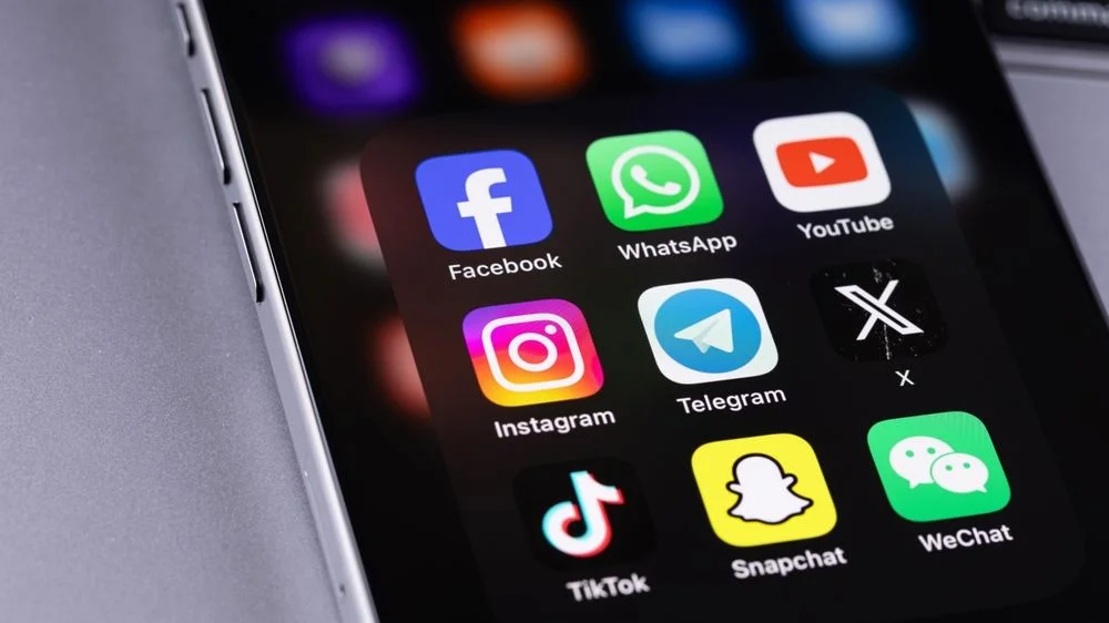 Иллюстрация к статье: Критика на соцсетях: как KFC в Чехии стало жертвой молчания