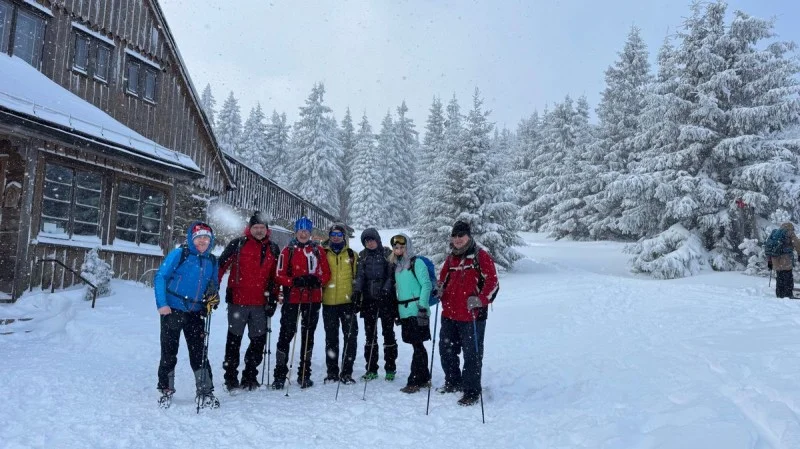 Zpráva: Špatné počasí zastavilo turisty cestou na Sněžku: Sníh padal vodorovně