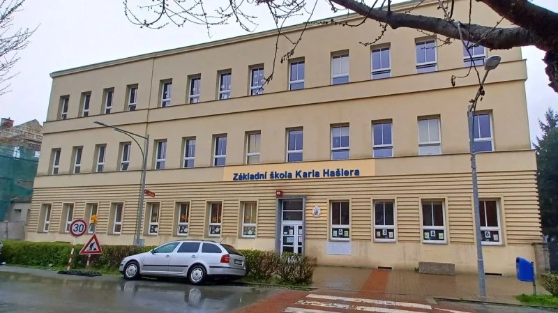 Zpráva: Policie hlídá školu u Prahy po výhrůžkách násilím od žáka