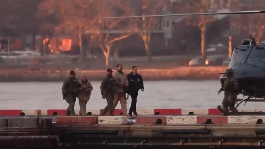 Иллюстрация к статье: Бывший лидер Венесуэлы Мадуро и его жена доставлены в суд по обвинению в наркоторговле