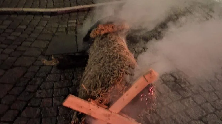 Zpráva: Mladíci v Kroměříži způsobili požár betlému, hrozí jim pokuta až 50 tisíc korun
