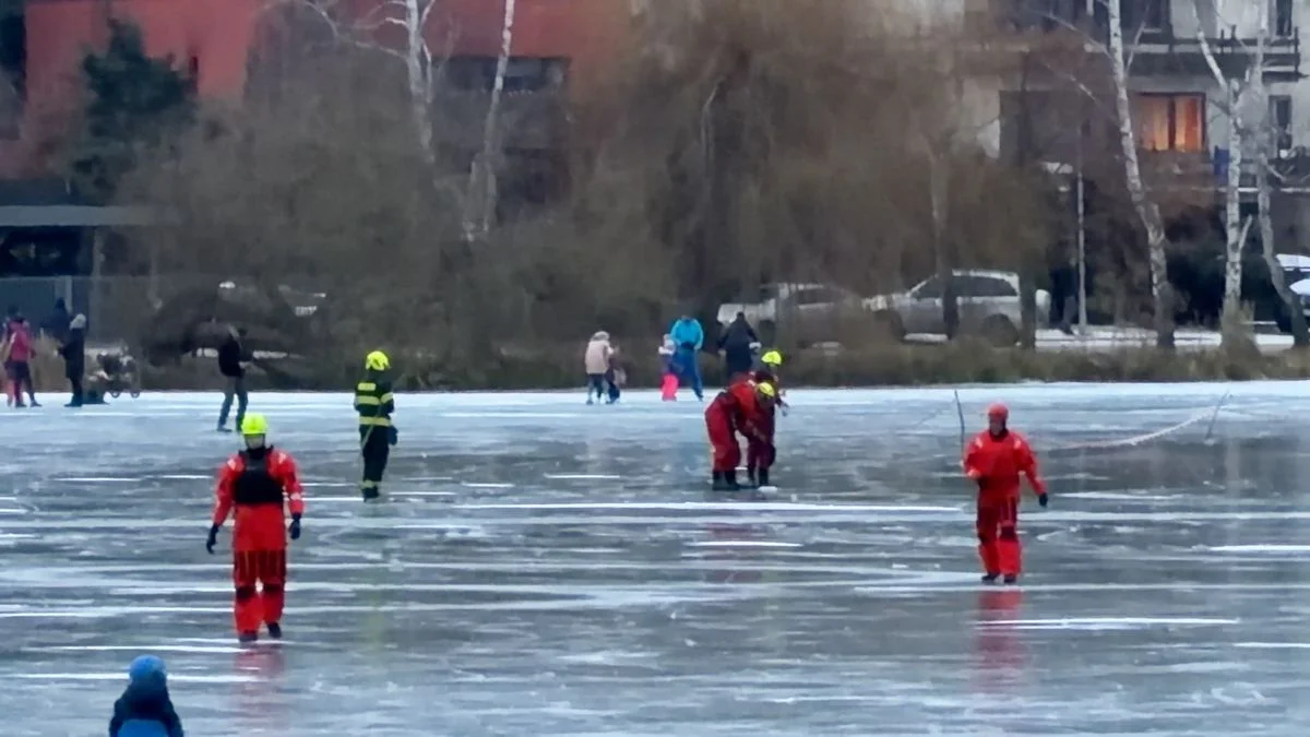 Ілюстрація до статті: На Кладенську троє молодих людей провалилися під лід: рятувальники встигли на допомогу