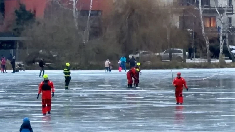 Zpráva: Na Kladensku se prolomil led pod třemi mladíky, hasičům se je podařilo zachránit