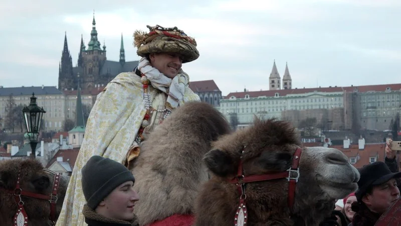 Zpráva: Tři králové na velbloudech prošli Prahou a podpořili charitativní sbírku