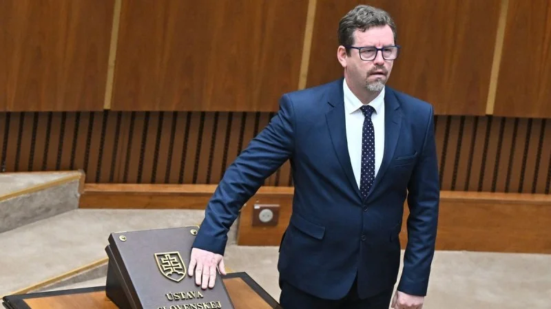 Zpráva: Slovenský poslanec Šmilňák se po nehodě vzdá mandátu kvůli alkoholu za volantem