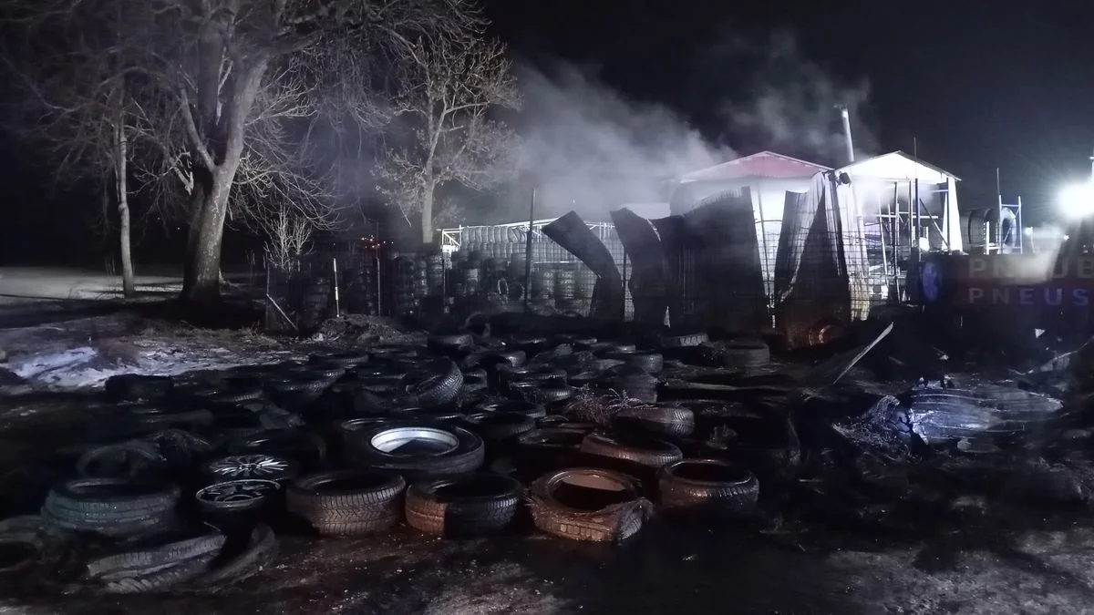 Ilustrace k článku: Ve vesnici u Jihlavy hořel pneuservis, škoda dosahuje 1,5 milionu korun