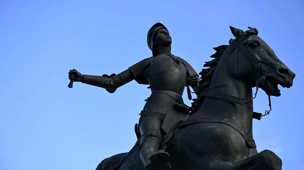 Ілюстрація до статті: Вандал у Парижі знищив меч Жанни д'Арк: подробиці інциденту