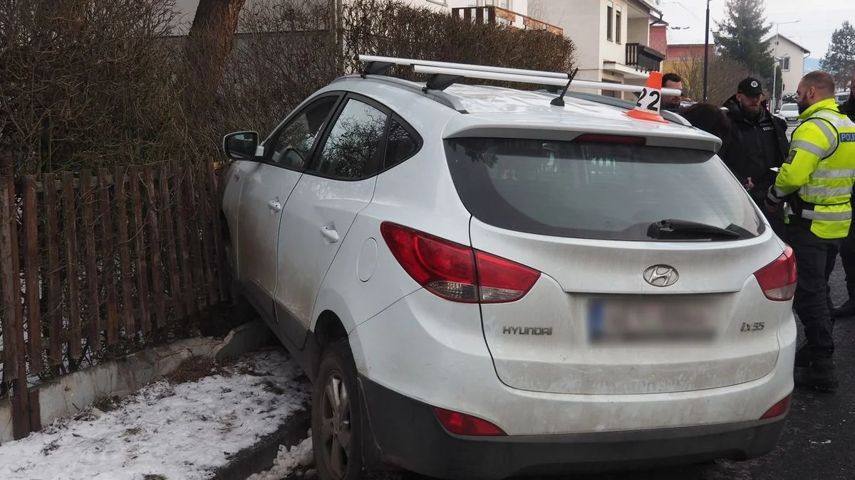 Ілюстрація до статті: Жінка в Шумперкe після пляшки вина сіла за кермо і потрапила в аварію