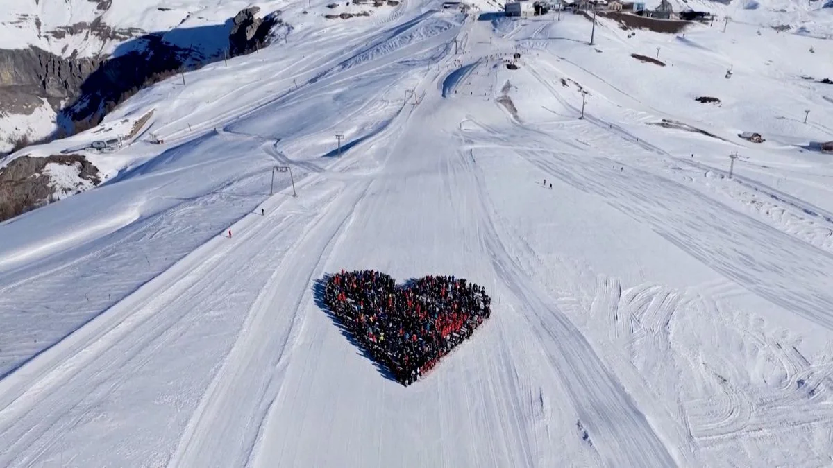Ilustrace k článku: Lyžaři uctili památku obětí tragédie ve Švýcarsku obřím srdcem