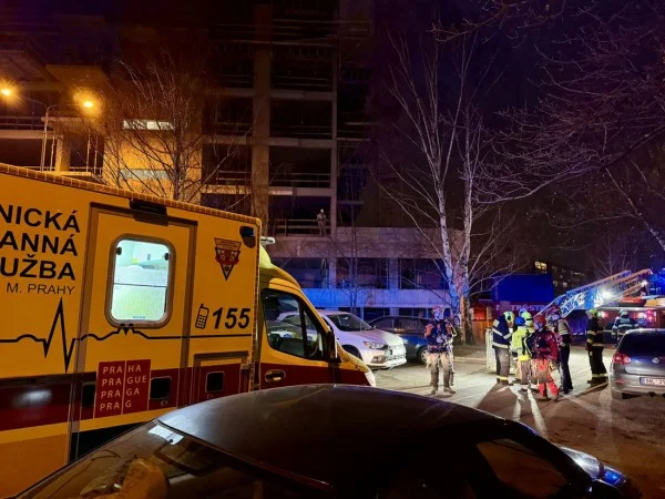 Zpráva: V Praze muž při použití pyrotechniky přišel o obě ruce