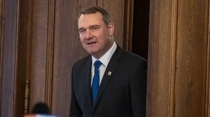 Zpráva: Radim Fiala zpochybňuje ruskou odpovědnost za Vrbětice, poslanci SPD v roce 2021 však ruský útok odsoudili