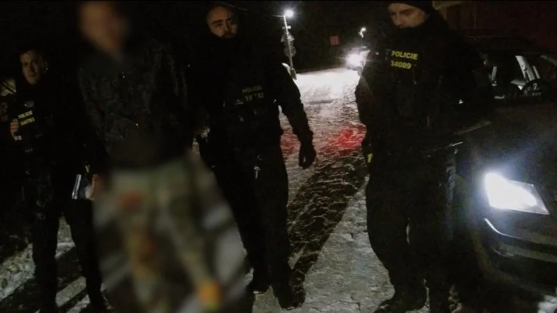 Zpráva: Řidič BMW ujížděl policii dvoustovkou, hrozí mu až dva roky vězení