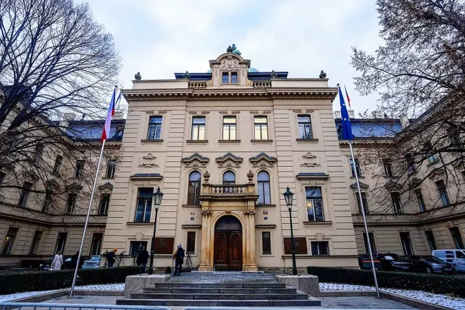 Zpráva: Z českých vládních budov byly staženy ukrajinské vlajky