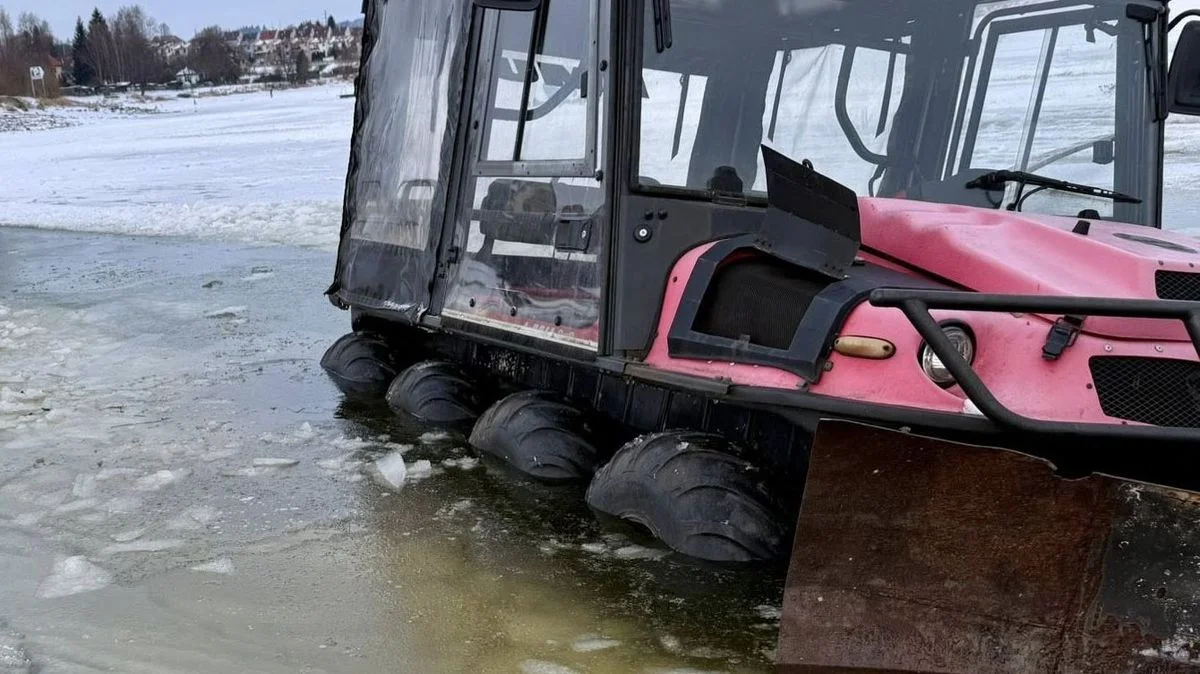 Иллюстрация к статье: На чешском водохранилище Липно затонул специальный ледовый трактор из-за камня на льду