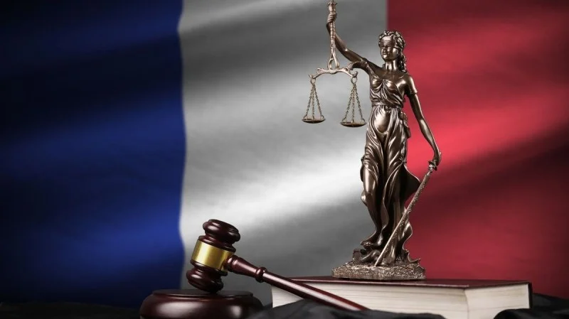 Zpráva: Učitel tance ve Francii obviněn ze znásilnění 14 žen, hrozí mu 20 let vězení