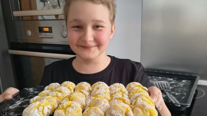 Zpráva: Malý influencer Ondra bojuje s leukémií a pomáhá ostatním pečením