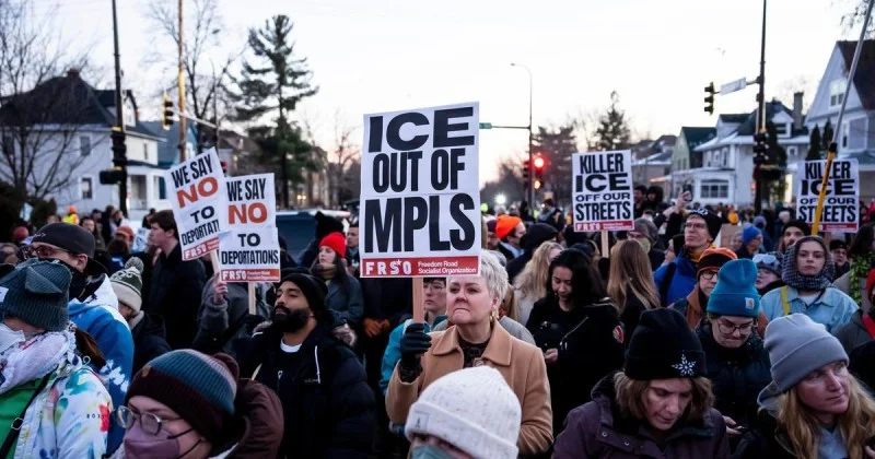 Zpráva: Pietní shromáždění v Minneapolisu po vraždě ženy agentem ICE