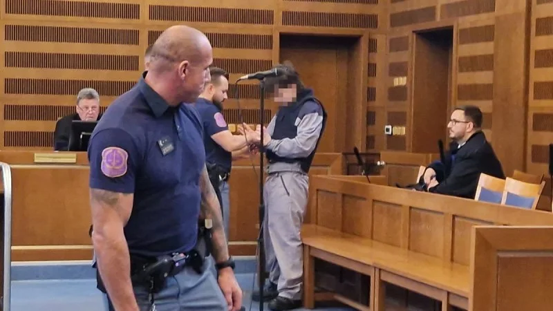 Zpráva: Mladistvému vrahovi prodavaček z Hradce potvrdil soud 9 let vězení