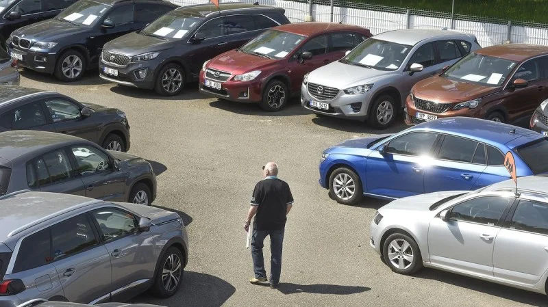 Zpráva: V Česku se zvýšil počet ojetých vozů, průměrný věk se blíží 11 let