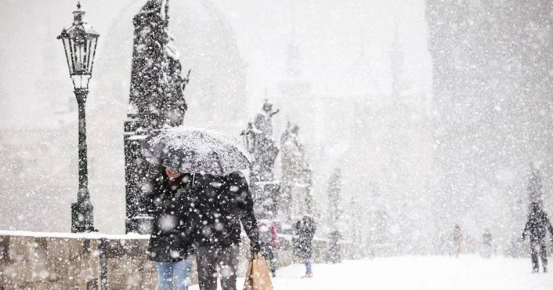 Zpráva: Silné sněžení a mráz zasáhnou Česko, očekávají se dopravní komplikace
