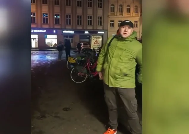 Zpráva: Prašská policie pátrá po útočníkovi, který zlomil cizincovi čelist kvůli cigaretě