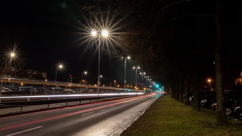 Zpráva: Praha mění osvětlení: Nové LED lampy vyvolávají odpor mezi obyvateli a odborníky