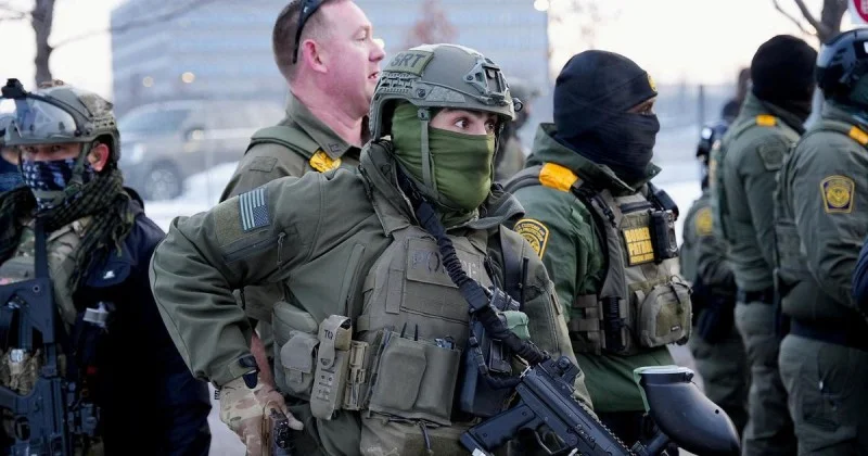 Zpráva: Měl agent právo zabít řidičku v Minneapolisu? Klíčová jsou dvě pravidla