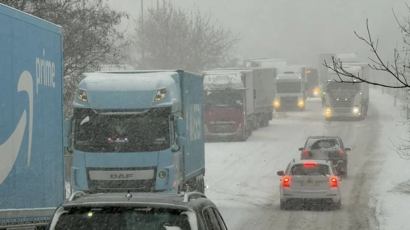 Zpráva: Silné sněžení komplikuje dopravu v Ústeckém a Libereckém kraji