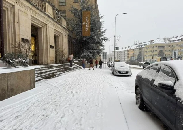 Zpráva: Silné sněhové přeháňky komplikují dopravu v Česku
