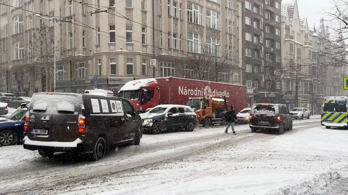 Ilustrace k článku: Sněžení v Praze způsobilo dopravní chaos, kamiony blokují silnice a MHD ruší spoje