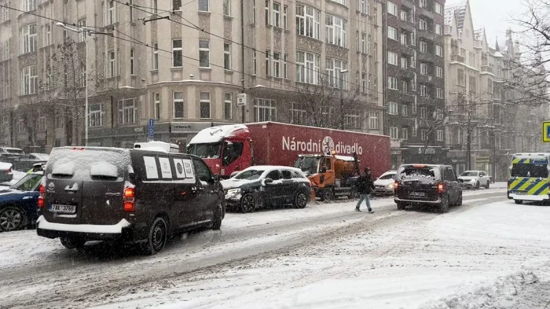 Zpráva: Sněžení v Praze způsobilo dopravní chaos, kamiony blokují silnice a MHD ruší spoje