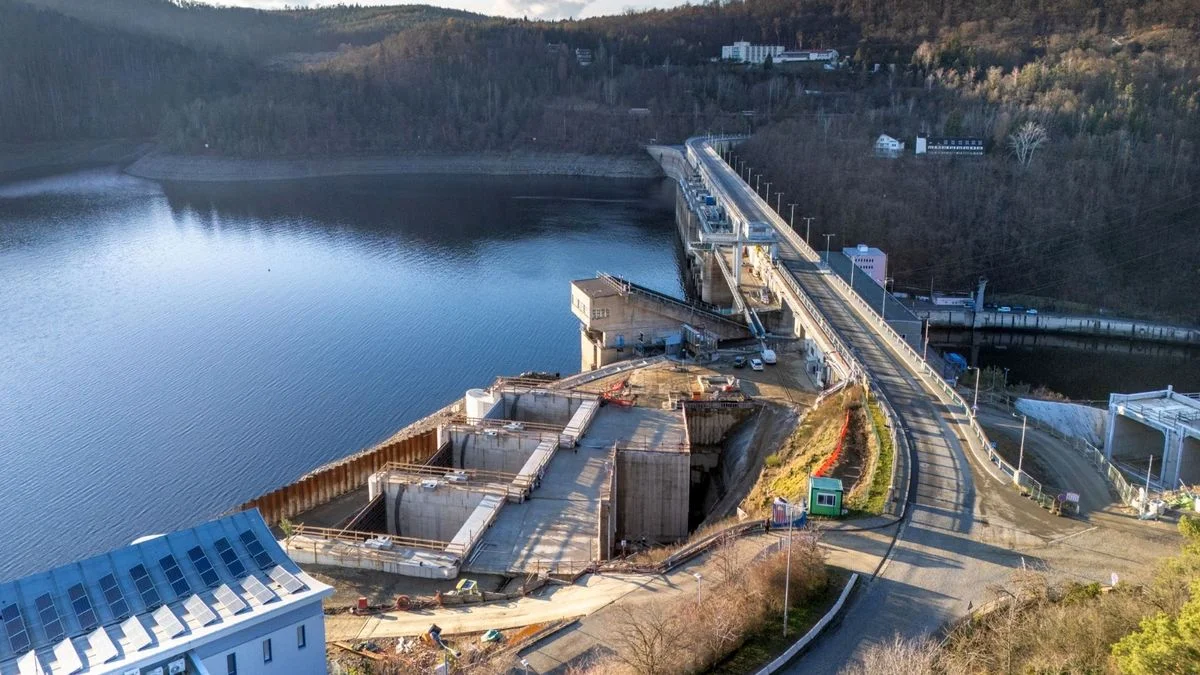 Ilustrace k článku: Zavírá se hráz na Orlíku, dva roky bude neprůjezdná