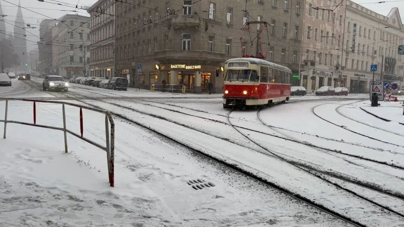 Zpráva: Pražský řidič autobusu povzbudil cestující k tlačení vozu uvízlého v centru města