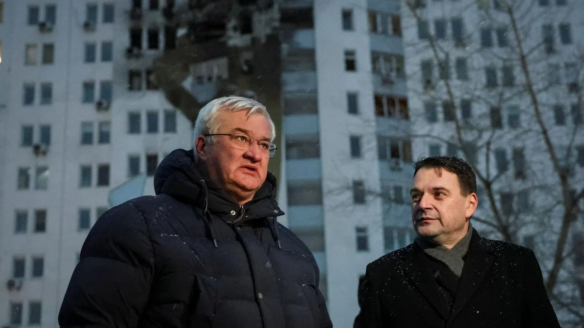 Ilustrace k článku: Macinka navštívil místo ruského útoku v Kyjevě, vyjádřil šok a smutek