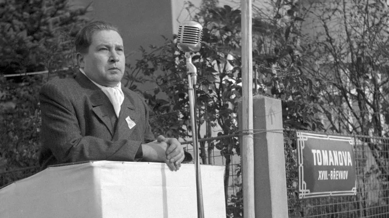 Zpráva: Jaroslav Seifert a jeho perzekuce v době stalinismu: Útoky na českého Nobelistu