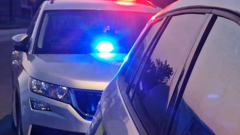 Zpráva: Řidič ujel z benzínky na D1, po honičce s policií havaroval a utekl