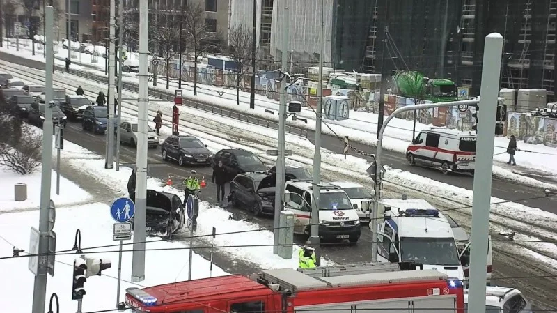 Zpráva: Hromadné nehody v Praze: Zranění při srážce se sanitkou i na okruhu