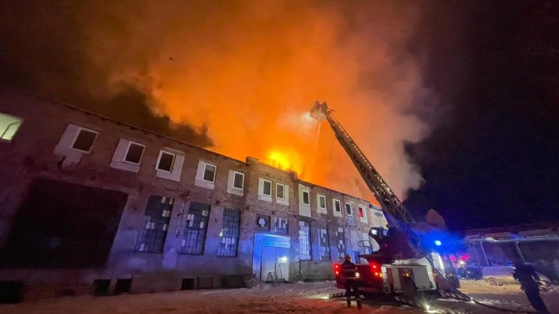 Zpráva: Hasiči v Trutnově bojovali s požárem za mrazivého počasí