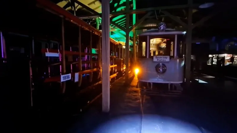 Zpráva: Muzeum MHD v Praze pořádá noční show s tematickými světelnými instalacemi