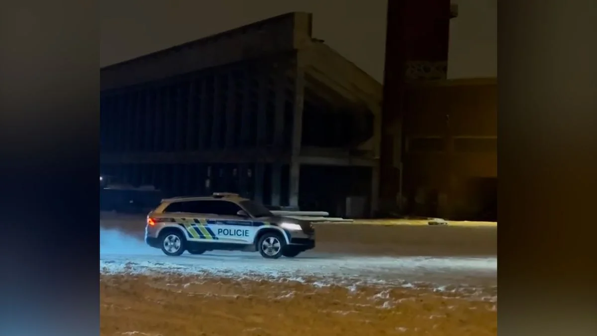 Ilustrace k článku: Kontrola pražských policistů po driftování na sněhu, video prověřuje odbor vnitřní kontroly