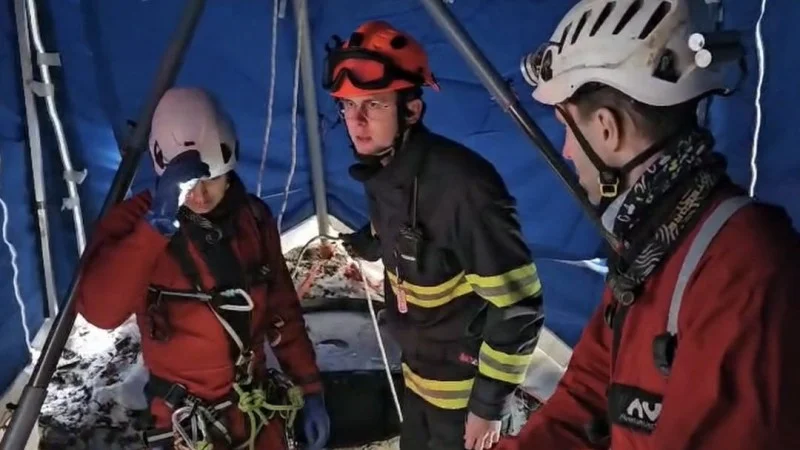 Zpráva: Zraněný muž uvízl v jeskyni: Záchranu koordinuje 80 hasičů