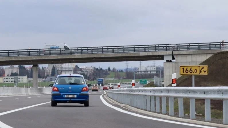 Zpráva: Bourání mostu na dálnici D2: Provoz zastaven až do neděle ráno